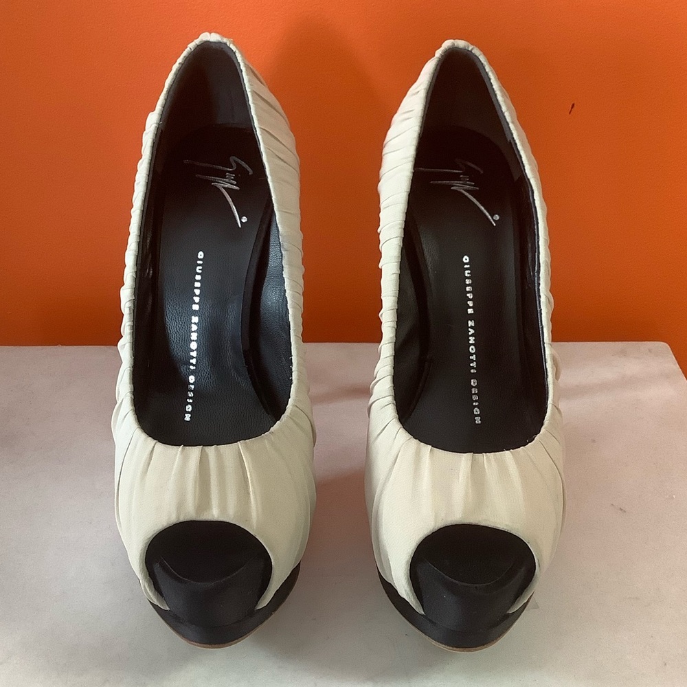 Gorgeous Giuseppe Zanotti Silk Pumps - Picture 4 of 9
